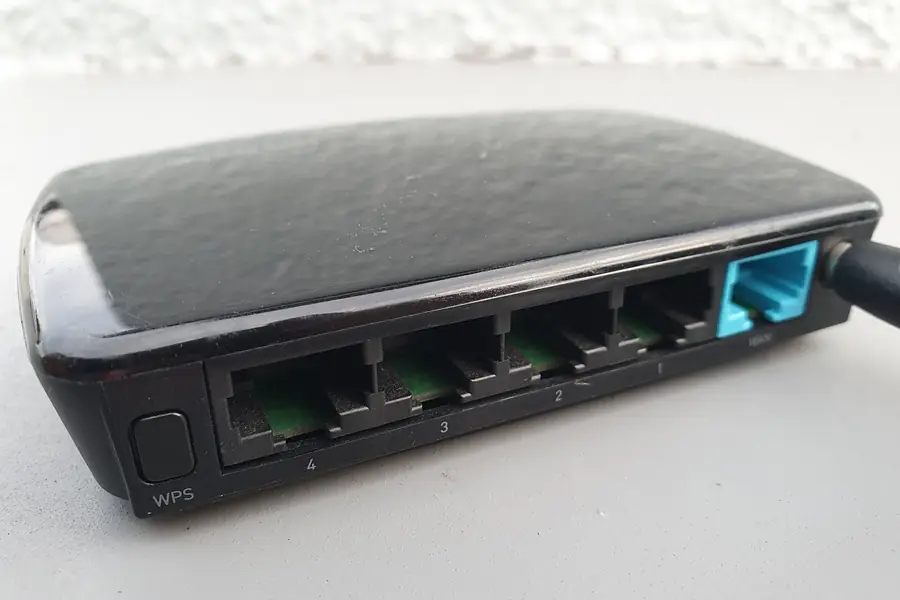 Routeur Wi-Fi vu de dos avec ses prises réseau