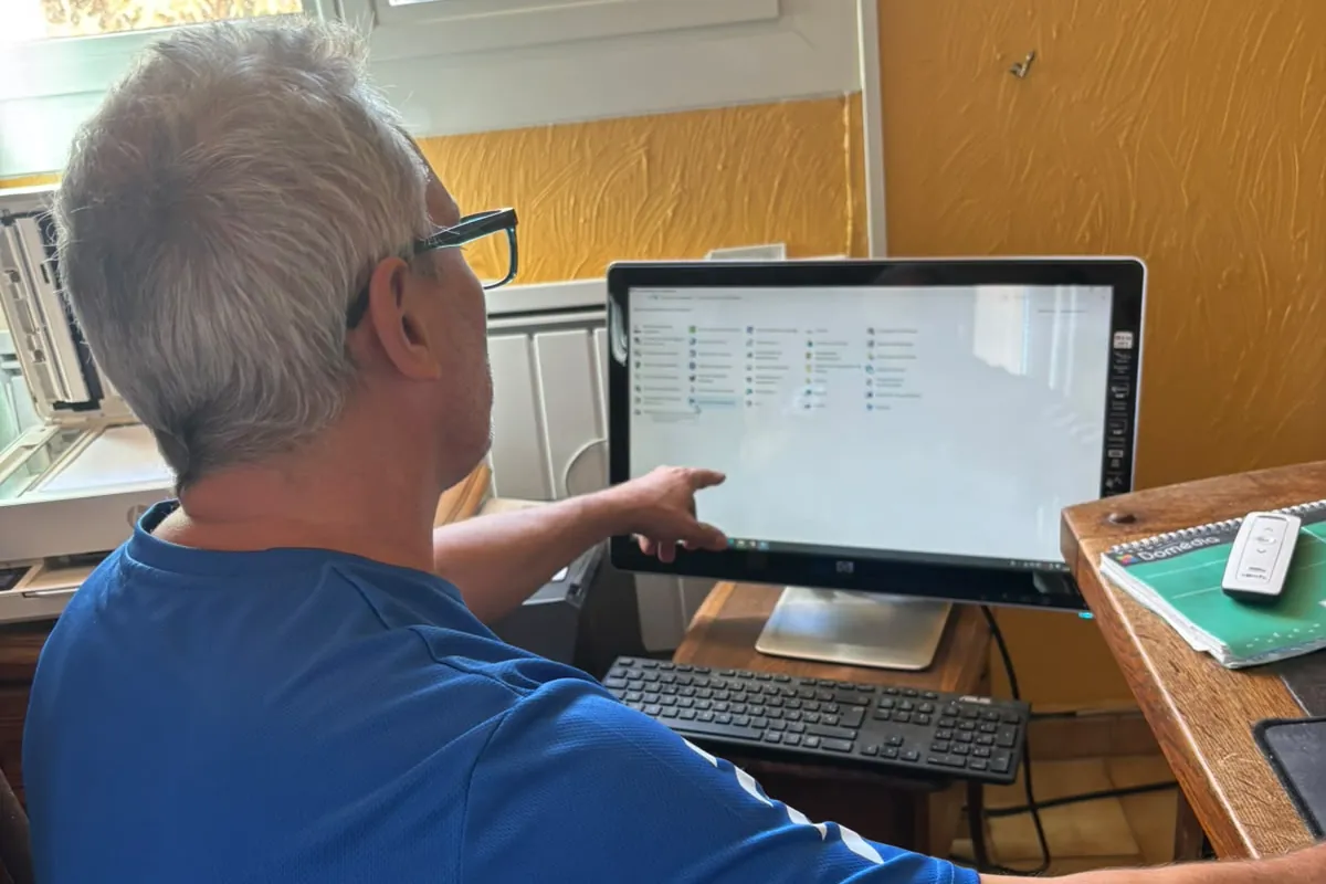 Jean-Paul Marras en dépannage informatique à domicile, sur un ordinateur HP